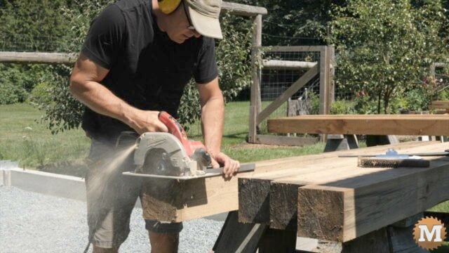 Cutting the ends of a 6x6 square with a circular saw
