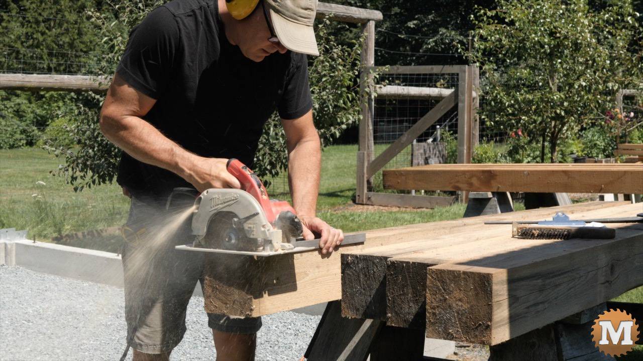Cutting the ends of a 6x6 square with a circular saw