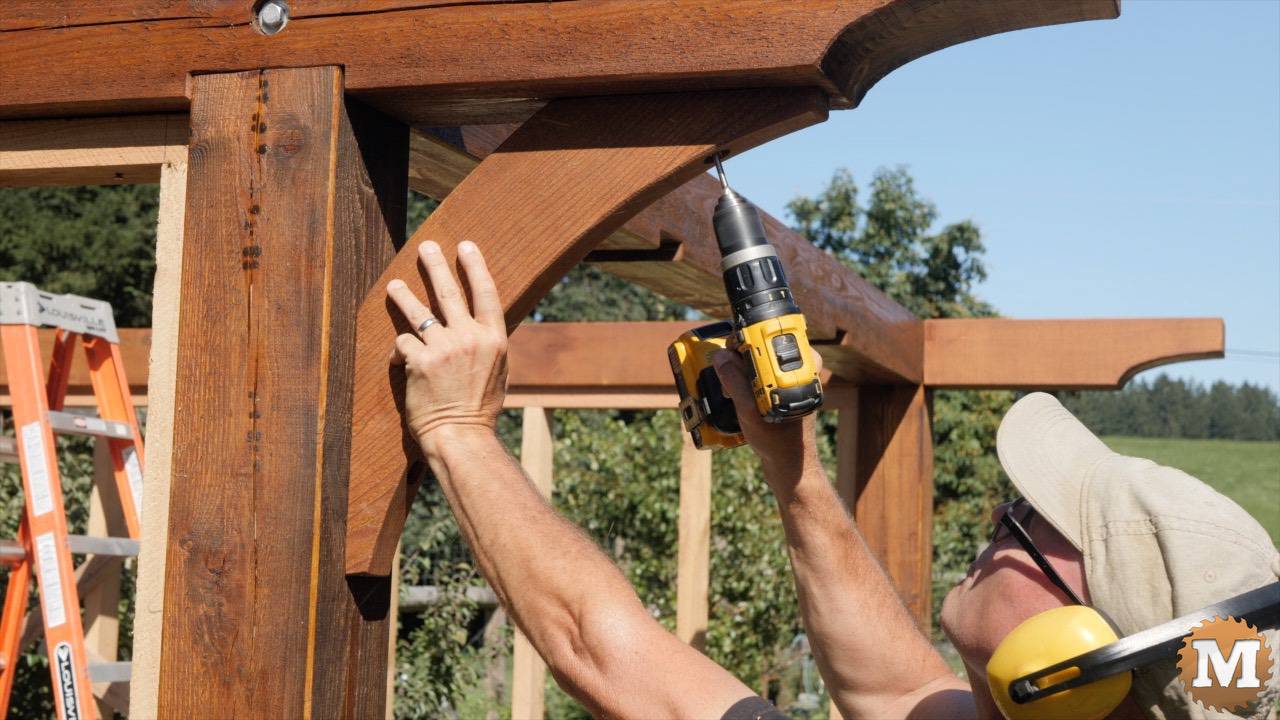 Curved cedar flat mount corner braces