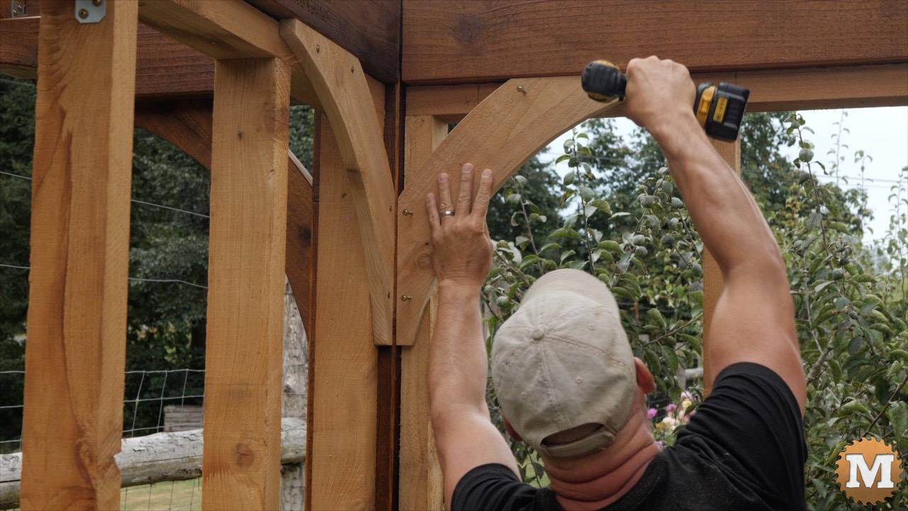 Flat mounted cedar curved corner braces