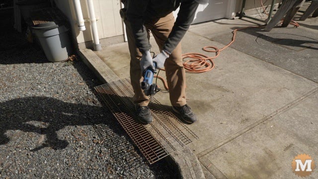 Cutting the wire grid for the narrower upper shelf