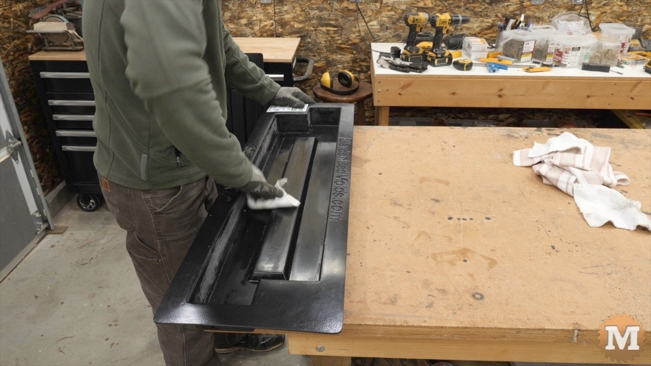 the mold can be quickly cleaned with a dry clean cloth