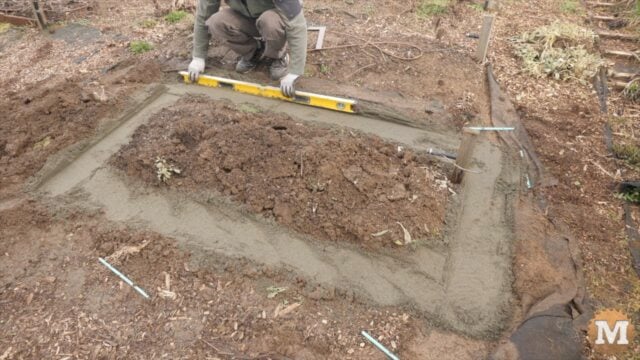 smoothing the sand layer level